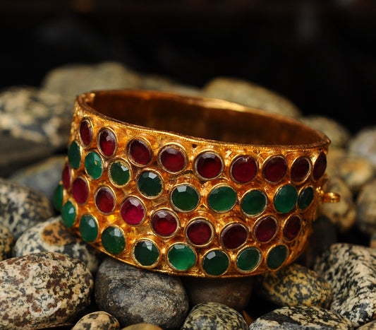 Heirloom Harmony-Kundan Bangle